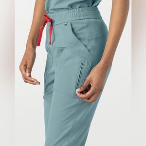 MEDICLO Jogger Scrub Set (size medium petite)